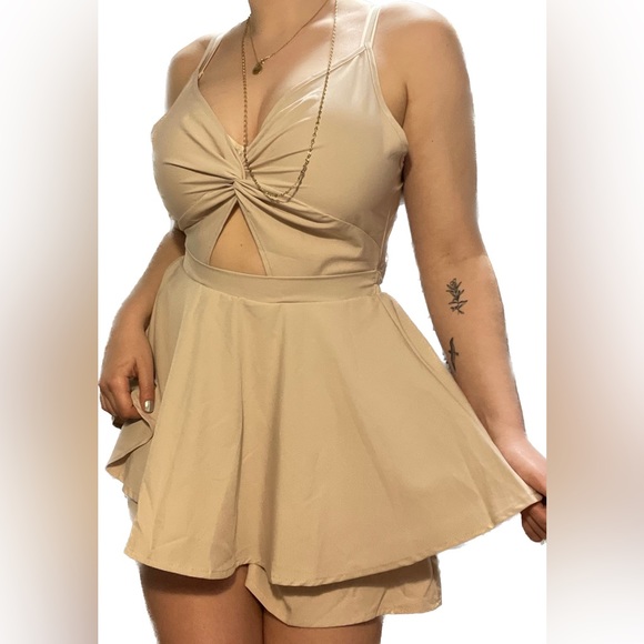 ✨LONESS ruffle and tie-back romper 🥰 - Picture 1 of 8